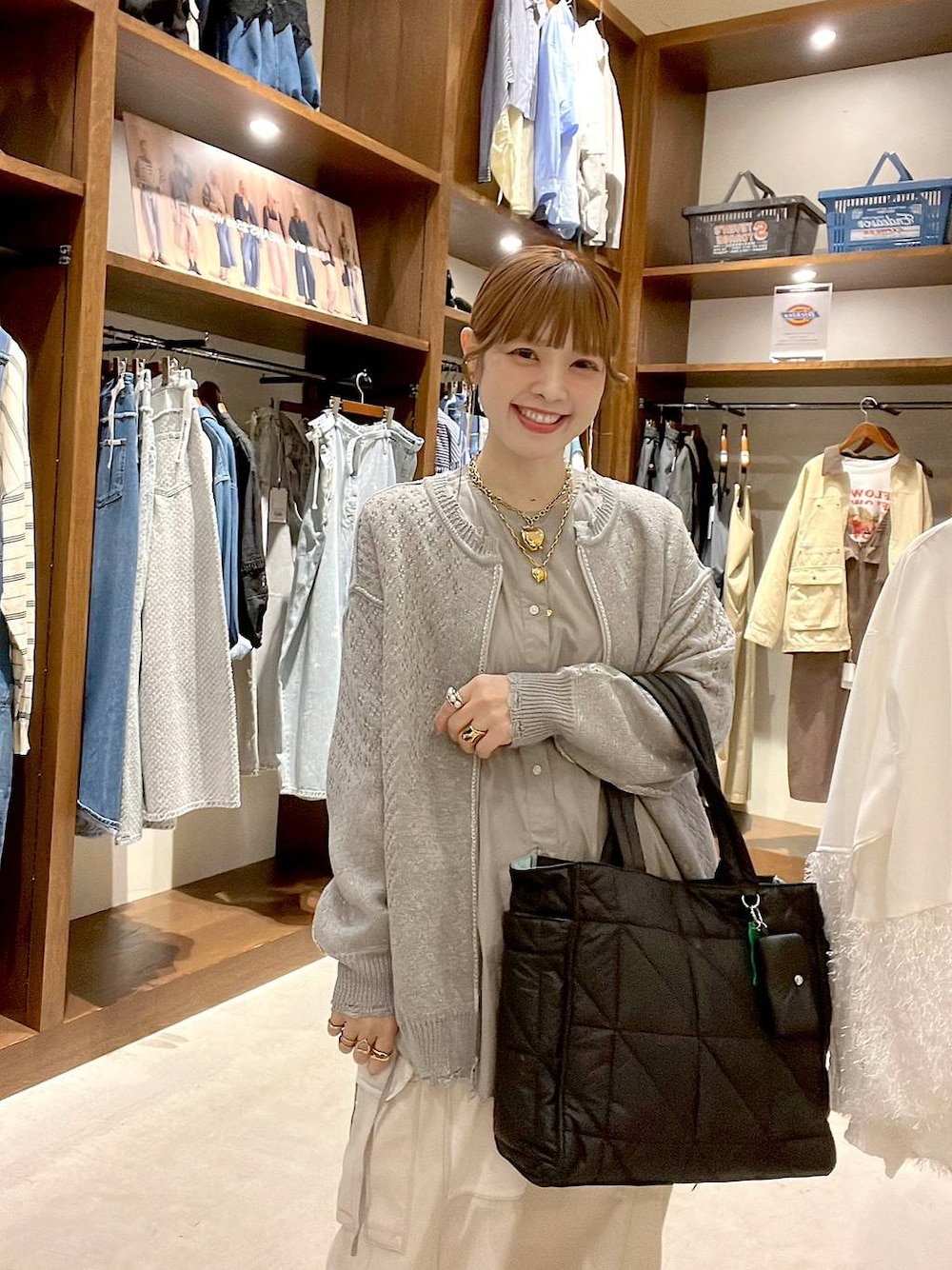 「着痩せ・細見え、体型カバー、ナチュラル、ママコーデ、春コーデ、カジュアル、niko and ...、淡色コーデ、Over40スタッフ、大人カジュアル、ブルゾン、カーディガン、シャツ、ミリタリー、パンツ」｜「niko and...のオリジナル2WAYキルトトートバッグＭ_Ｎ（トートバッグ、ブラック系）」を使った、みきてぃ24さん（レディース・158cm）の春コーディネートの1枚目の写真
