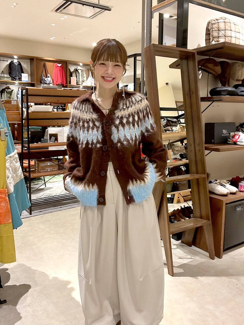 ベージュ系のその他パンツ、ブラウン系のニット/セーターを着用したレディースの秋コーディネートの1枚目の写真