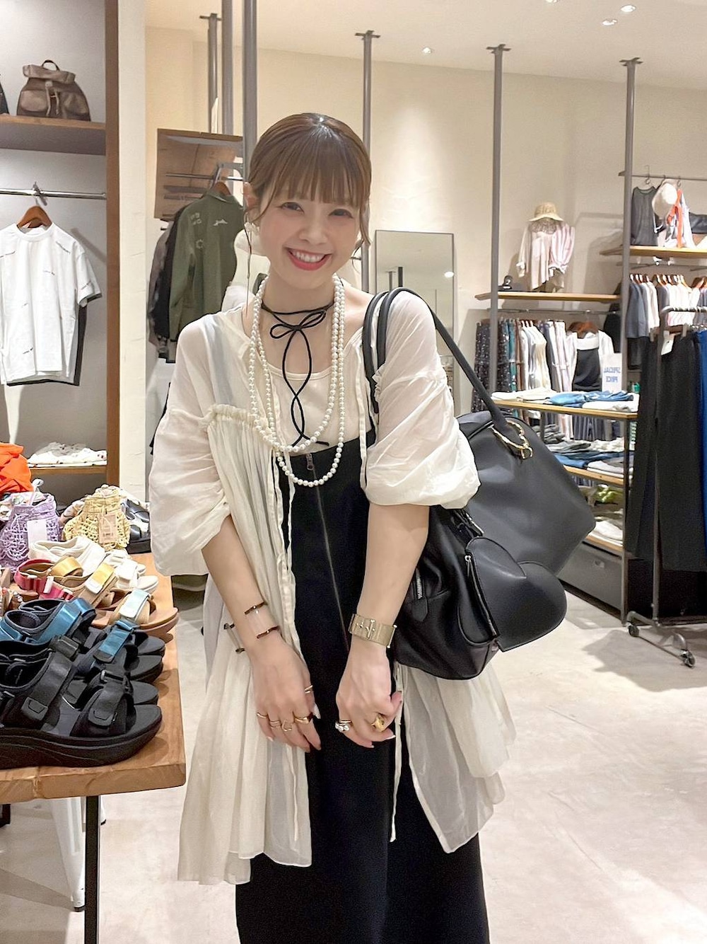 「ピアス、ネックレス、着痩せ・細見え、体型カバー、ナチュラル、ママコーデ、春コーデ、夏コーデ、カジュアル、niko and ...、淡色コーデ、Over40スタッフ、大人カジュアル、ワンピース、レイヤードスタイル」｜「Me%のハート2SETカラビナ　106345（その他雑貨、ベージュ系）」を使った、みきてぃ24さん（レディース・158cm）の春コーディネートの1枚目の写真