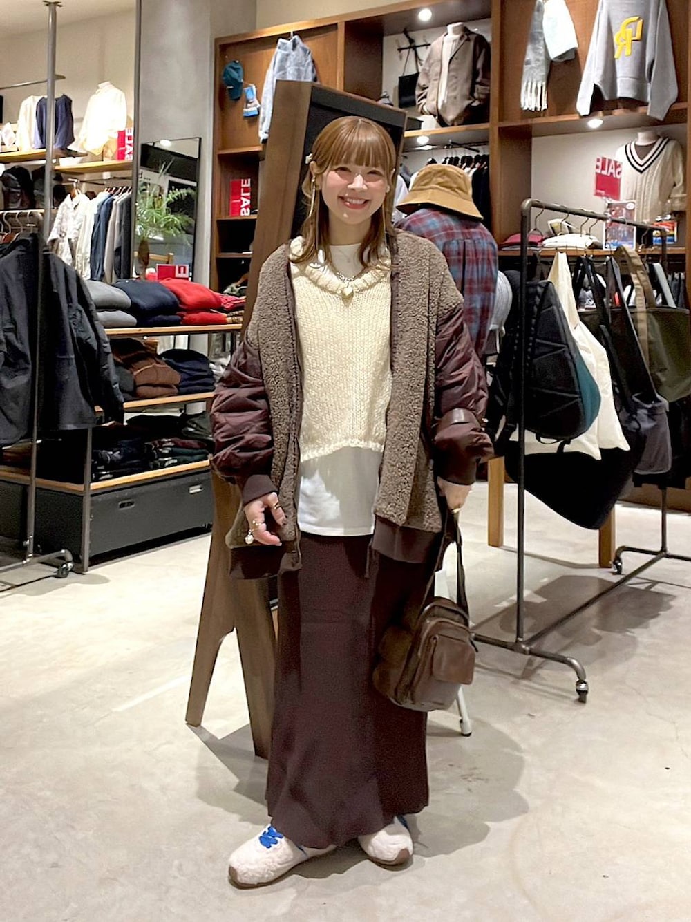 ホワイト系のTシャツ/カットソー、レッド系のMA-1、ブラウン系のスカートを着用したレディースの冬コーディネートの1枚目の写真