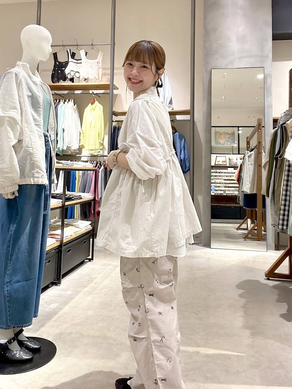「着痩せ・細見え、体型カバー、ナチュラル、ママコーデ、春コーデ、夏コーデ、カジュアル、niko and ...、淡色コーデ、Over40スタッフ、大人カジュアル、シャツ、シャツスタイル、ブラウス、ベスト」｜「niko and...のオリジナル細コードショルダー巾着バッグN（ショルダーバッグ、ホワイト系）」を使った、みきてぃ24さん（レディース・158cm）の春コーディネートの1枚目の写真