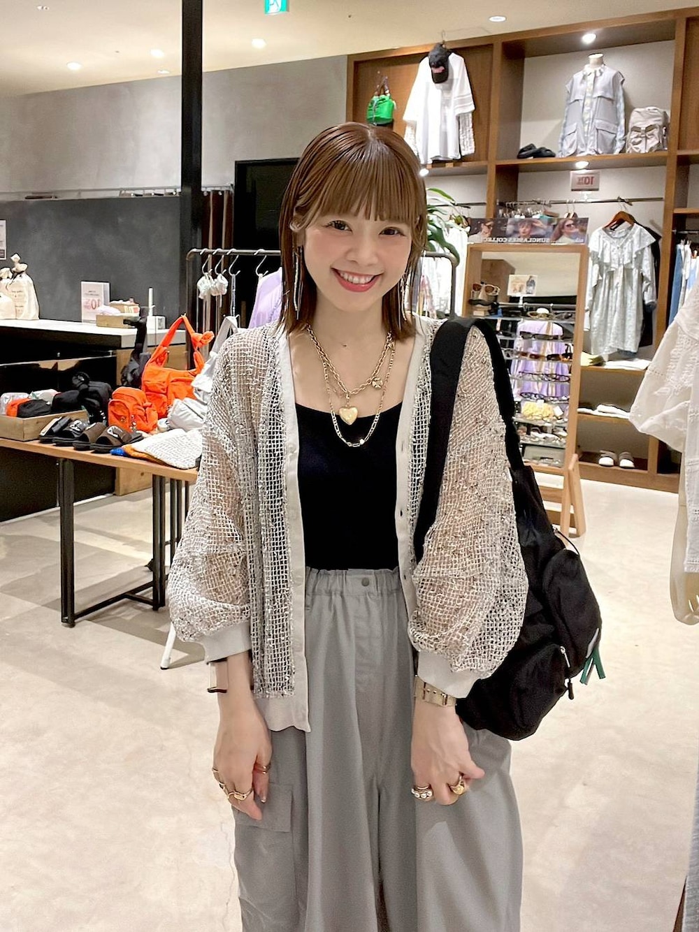 「着痩せ・細見え、体型カバー、ナチュラル、ママコーデ、春コーデ、夏コーデ、カジュアル、niko and ...、淡色コーデ、Over40スタッフ、大人カジュアル、カーディガン、カップ付きインナー、パンツ、ショルダーバッグ」｜「niko and...のネップメッシュランタンカーディガン（カーディガン/ボレロ、ホワイト系）」を使った、みきてぃ24さん（レディース・158cm）の春コーディネートの1枚目の写真
