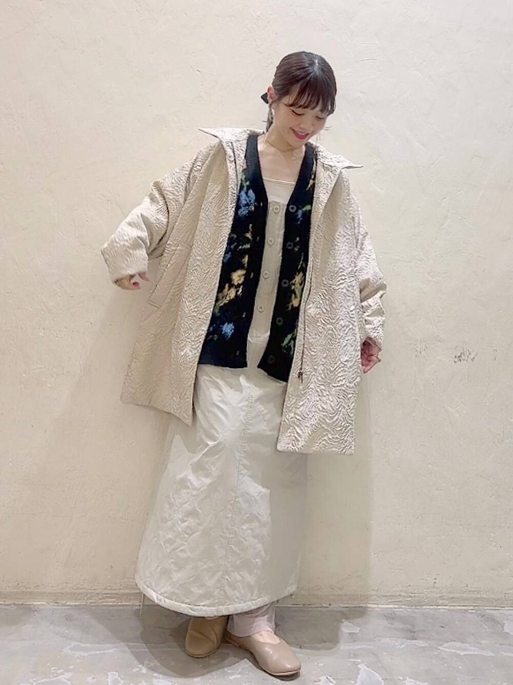 ベージュ系のその他パンツ、ベージュ系のジャンパースカート、ブラック系のカーディガン/ボレロを着用したレディースの冬コーディネートの1枚目の写真