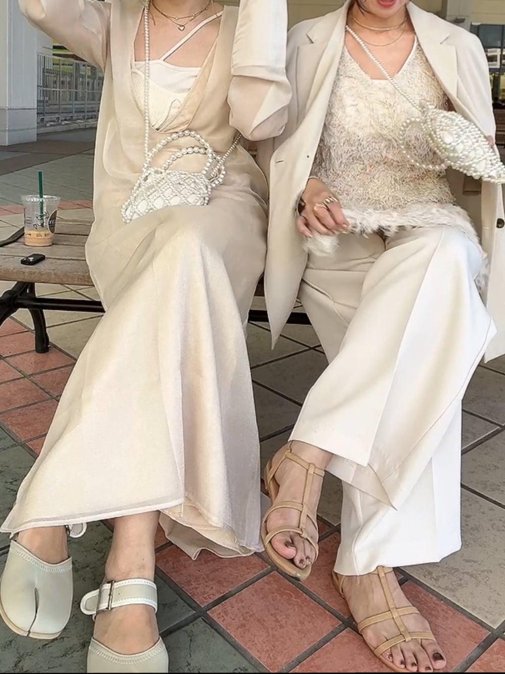 「レイヤードスタイル、きれいめカジュアル、夏コーデ、大人可愛い、ワントーンコーデ、シアー、オトナガーリー、大人女子、レイヤード、ワンピースコーデ」｜「un/neuの足袋ベルトフラットミュール / タビサンダル（サンダル、ベージュ系）」を使った、みきてぃ24さん（骨格ウェーブ・レディース・158cm）の夏コーディネートの1枚目の写真