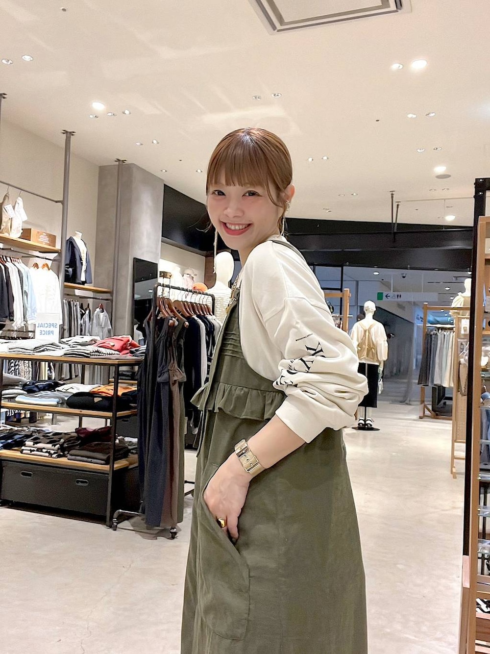 「着痩せ・細見え、体型カバー、ナチュラル、ママコーデ、春コーデ、カジュアル、niko and ...、淡色コーデ、Over40スタッフ、大人カジュアル、ワンピース、ロンT、パンツ、デニムパンツ、NKJコーデ_niko and ...」｜「niko and...の2WAYフリルジャンパースカート（ジャンパースカート、グリーン系）」を使った、みきてぃ24さん（レディース・158cm）の春コーディネートの1枚目の写真