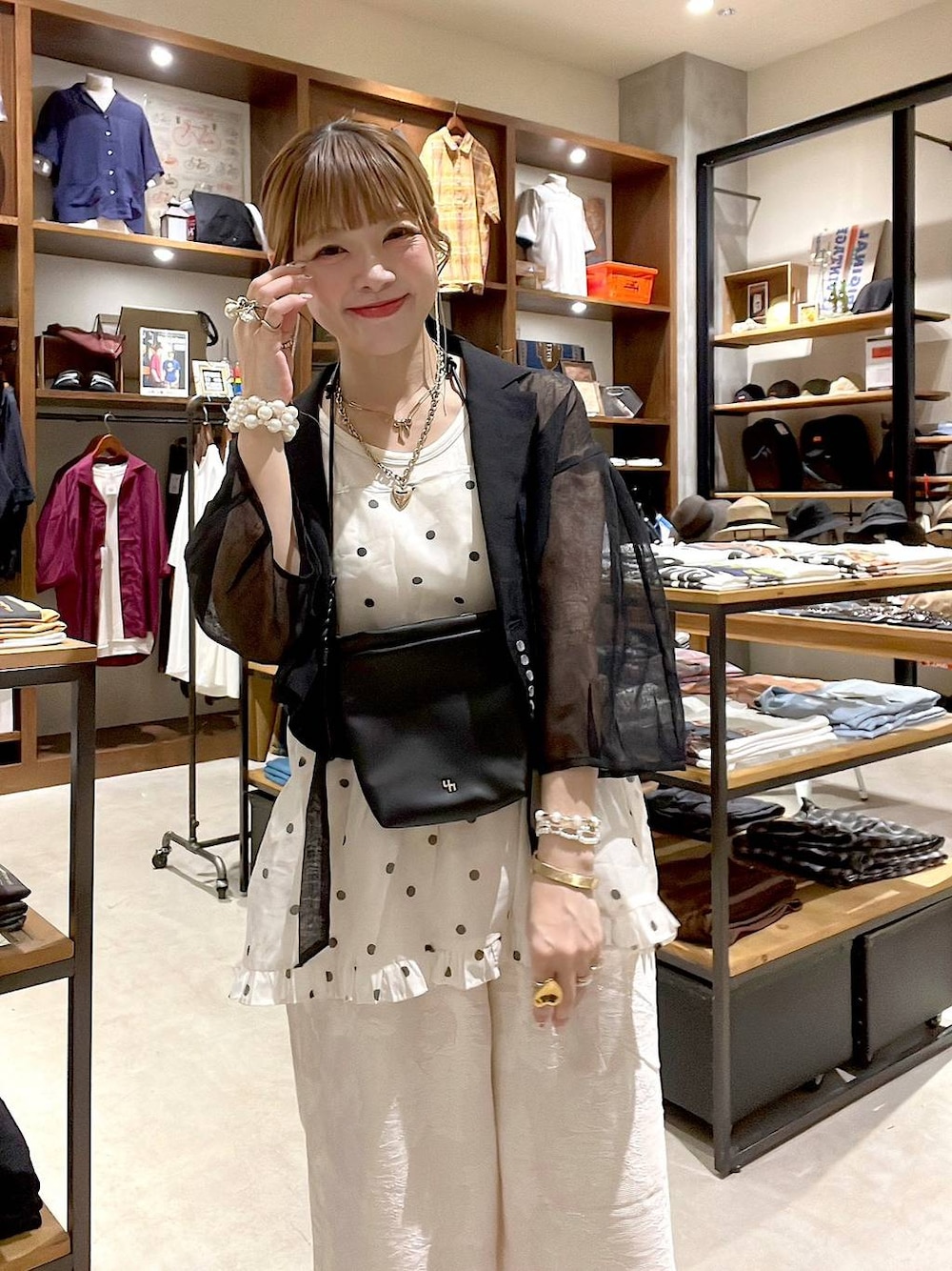 ホワイト系のタンクトップ、ベージュ系のその他パンツ、ブラック系のショルダーバッグを着用したレディースの夏コーディネートの1枚目の写真