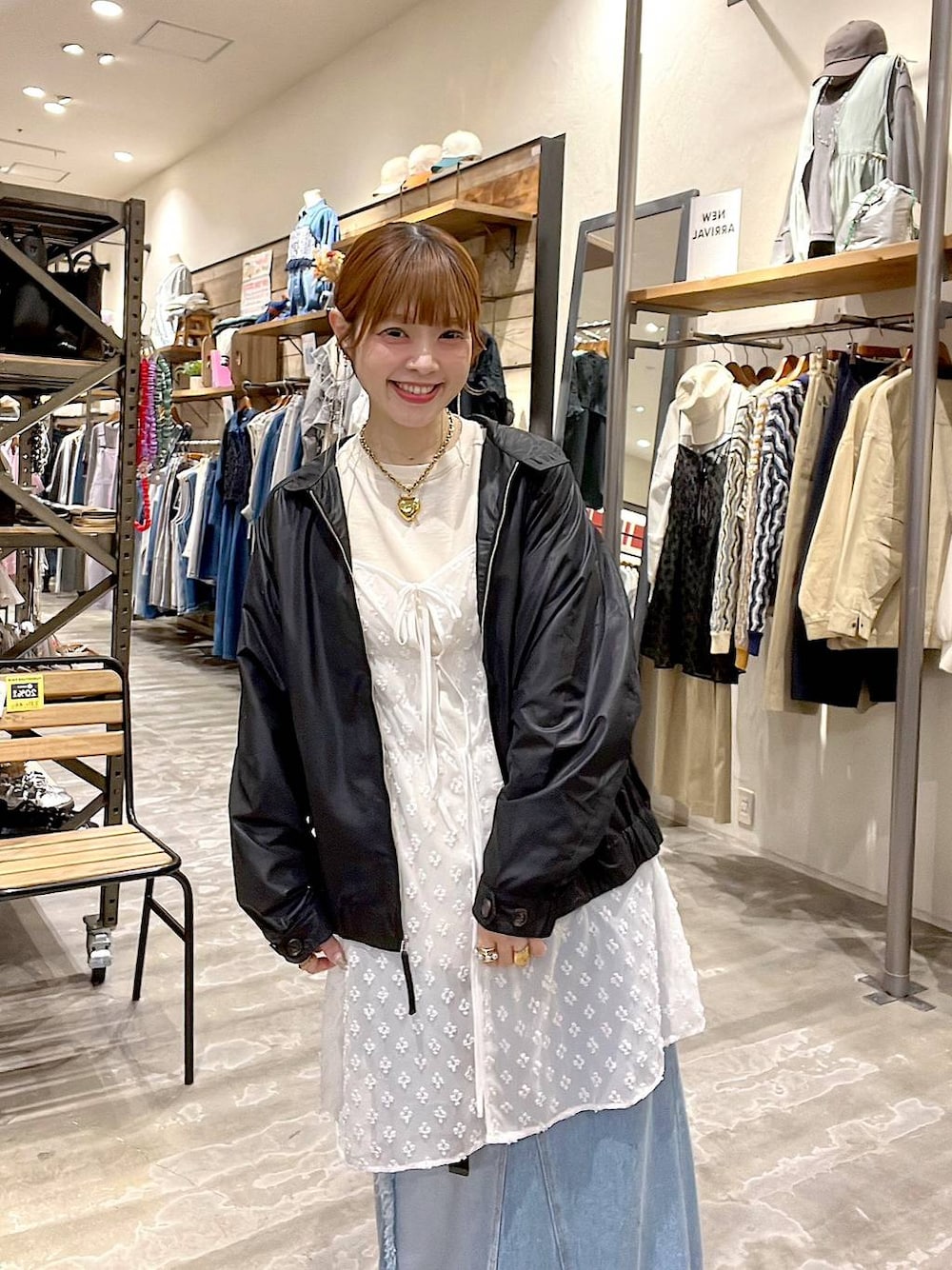 「ブルゾン、ロンT、ワンピース、スカート、レイヤードスタイル、着痩せ・細見え、体型カバー、ナチュラル、ママコーデ、春コーデ、カジュアル、niko and ...、淡色コーデ、Over40スタッフ、大人カジュアル」｜「niko and...のミニパイルステッチプルオーバー（Tシャツ/カットソー、ベージュ系）」を使った、みきてぃ24さん（レディース・158cm）の春コーディネートの1枚目の写真