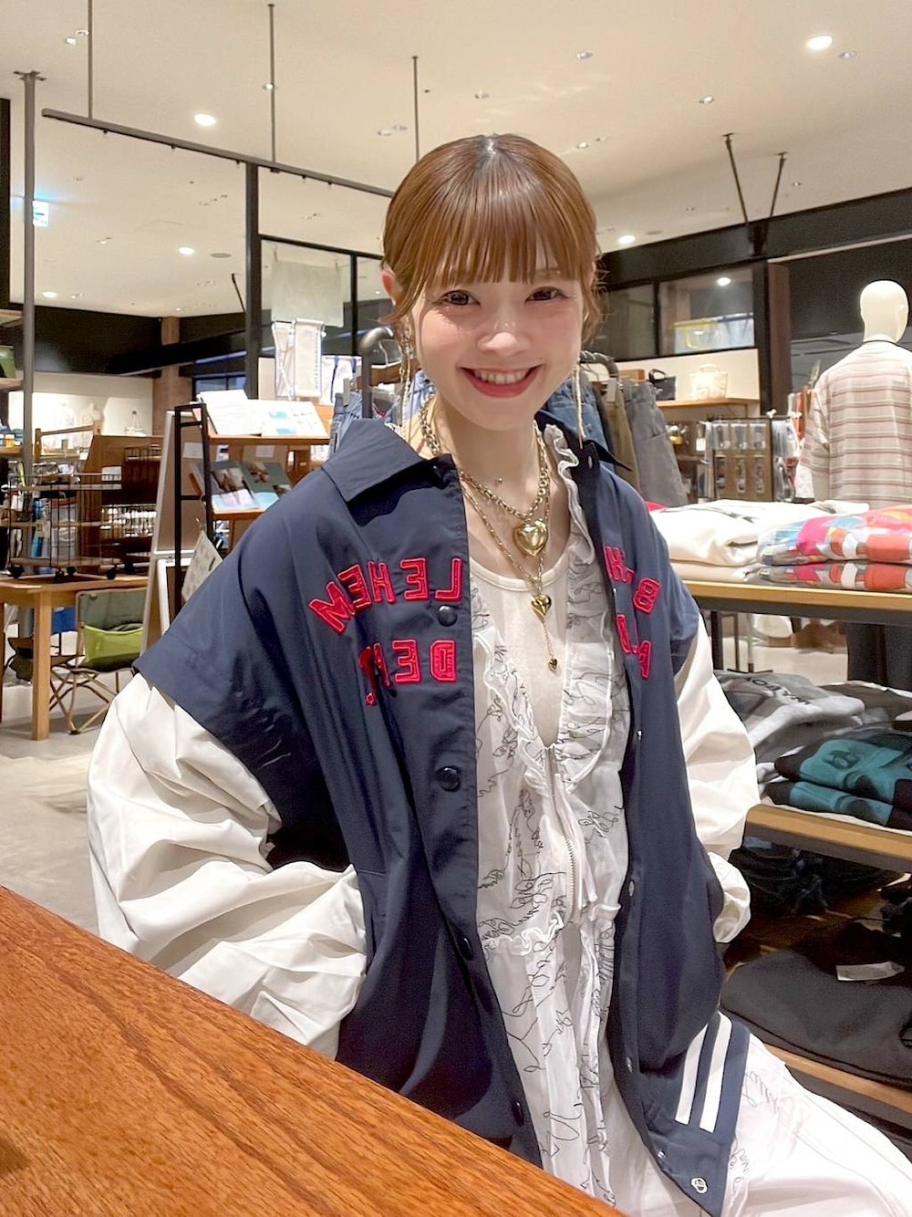 「着痩せ・細見え、体型カバー、ナチュラル、ママコーデ、春コーデ、夏コーデ、カジュアル、niko and ...、淡色コーデ、Over40スタッフ、大人カジュアル、ブルゾン、ベスト、パンツ、ミリタリー」｜「niko and...の2WAYアニマルスタジャン（スタジャン、ブルー系）」を使った、みきてぃ24さん（レディース・158cm）の春コーディネートの1枚目の写真