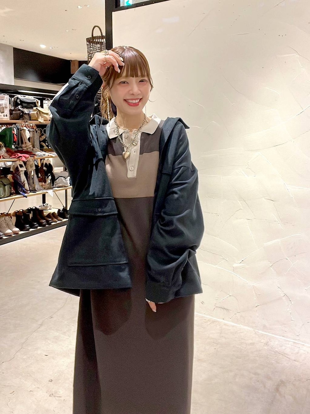 ブラウン系のワンピース、ゴールド系のネックレスを着用したレディースの秋コーディネートの1枚目の写真