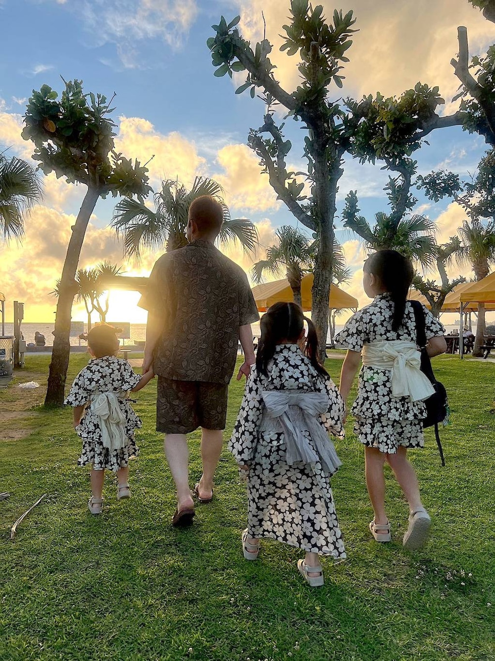 ブラック系のショルダーバッグ、グリーン系のシャツ/ブラウス、グリーン系のその他パンツを着用したキッズの夏コーディネートの1枚目の写真