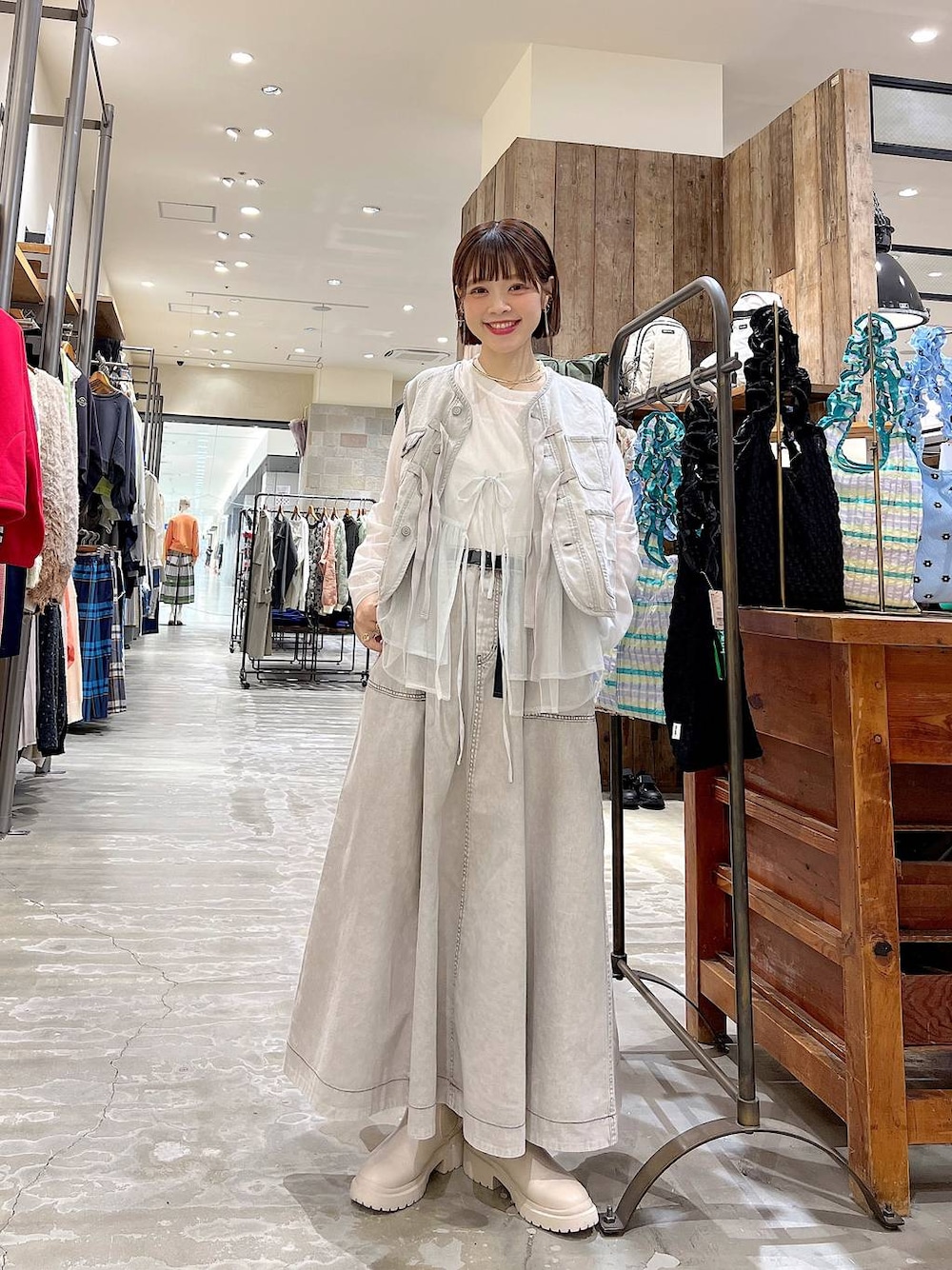 「着痩せ・細見え、体型カバー、ナチュラル、ママコーデ、冬コーデ、カジュアル、niko and ...、ベスト、キャミソール、スカート、ブーツ、ワントーン、春コーデ」｜「niko and...のオリジナル厚底ゴアブーツ（ブーツ、ベージュ系）」を使った、みきてぃ24さん（骨格ウェーブ・レディース・158cm）の冬コーディネートの1枚目の写真