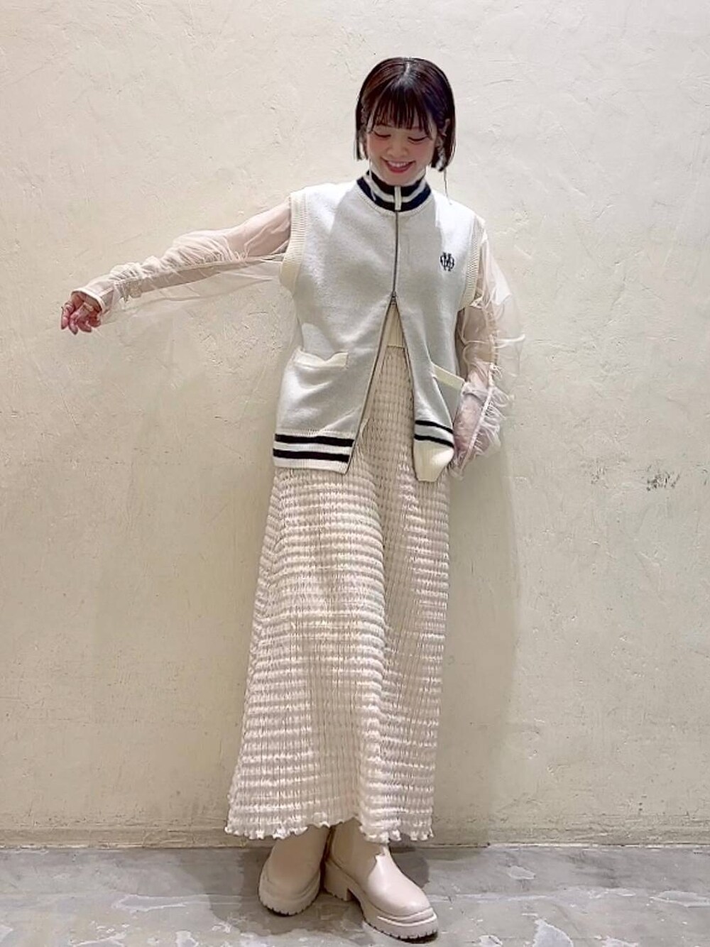 「着痩せ・細見え、体型カバー、ナチュラル、ママコーデ、冬コーデ、カジュアル、niko and ...、ベスト、ブラウス、スカート、ブーツ、春コーデ、女子会」｜「niko and...のマルチWAYチュールフリルプルオーバー（Tシャツ/カットソー、ホワイト系）」を使った、みきてぃ24さん（骨格ウェーブ・レディース・158cm）の冬コーディネートの1枚目の写真