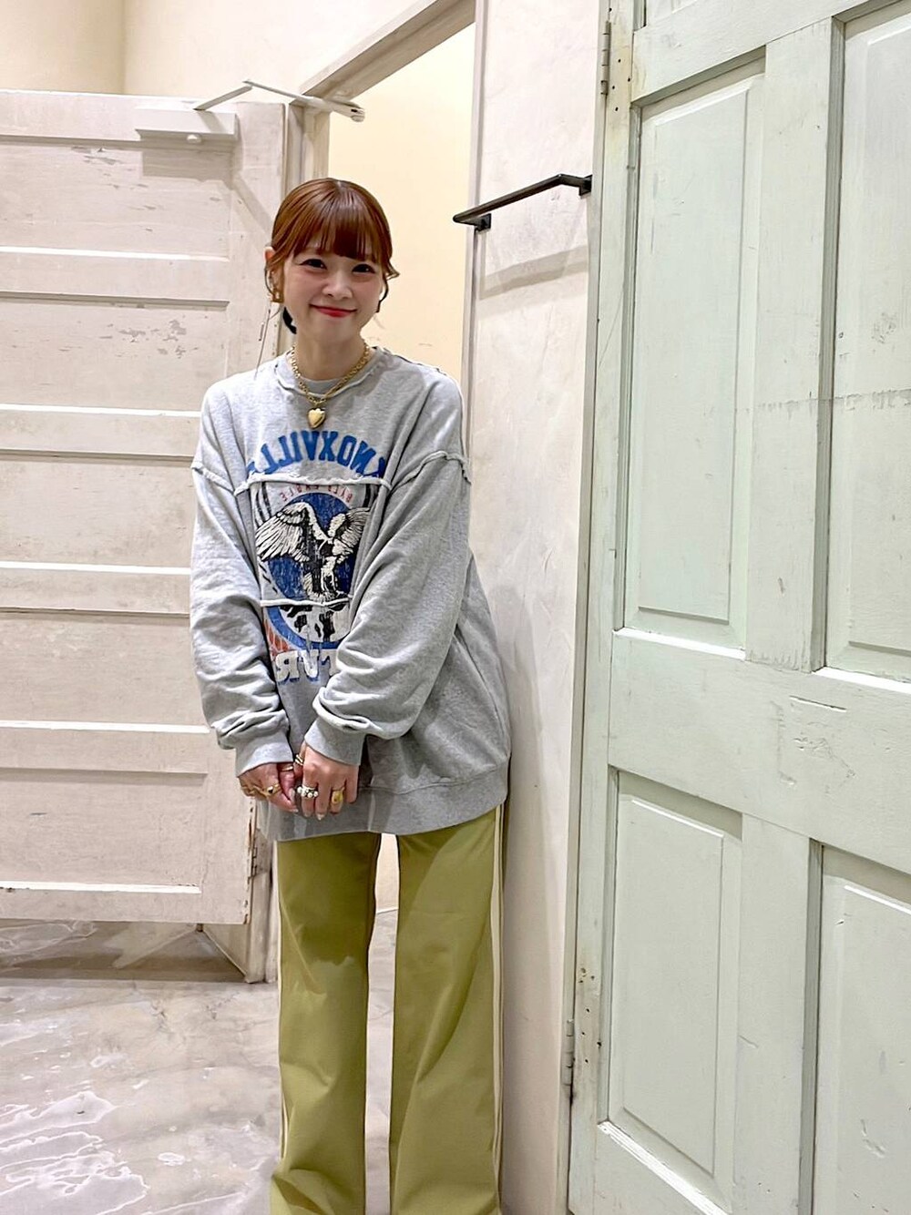 グリーン系のその他パンツを着用したレディースの冬コーディネートの1枚目の写真