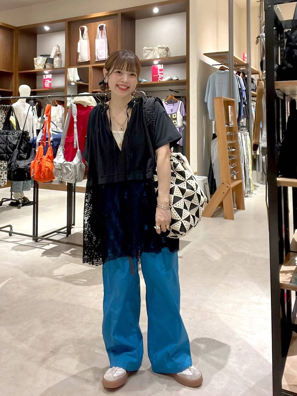 「着痩せ・細見え、体型カバー、ナチュラル、ママコーデ、春コーデ、夏コーデ、カジュアル、niko and ...、淡色コーデ、Over40スタッフ、大人カジュアル、ブラウス、パンツ、トートバッグ」｜「niko and...のDRYチルイージーベルトパンツ（その他パンツ、ブルー系）」を使った、みきてぃ24さん（レディース・158cm）の夏コーディネートの1枚目の写真