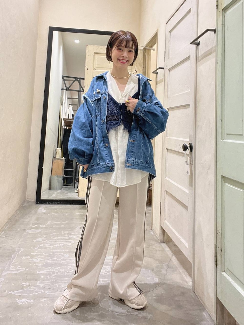 「着痩せ・細見え、体型カバー、ナチュラル、ママコーデ、春コーデ、カジュアル、niko and ...、Over40スタッフ、シャツ、デニムジャケット、スポーティ、レイヤードスタイル」｜「niko and...の[MODE NORM CORE]メッシュフリンジビスチェ（その他トップス、ブルー系）」を使った、みきてぃ24さん（骨格ウェーブ・レディース・158cm）の春コーディネートの1枚目の写真