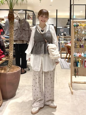 「niko and...（ニコアンド）のベロアクシュイージーパンツ（その他パンツ、ベージュ系）」を使った、みきてぃ24さん（レディース・158cm）の秋コーディネート