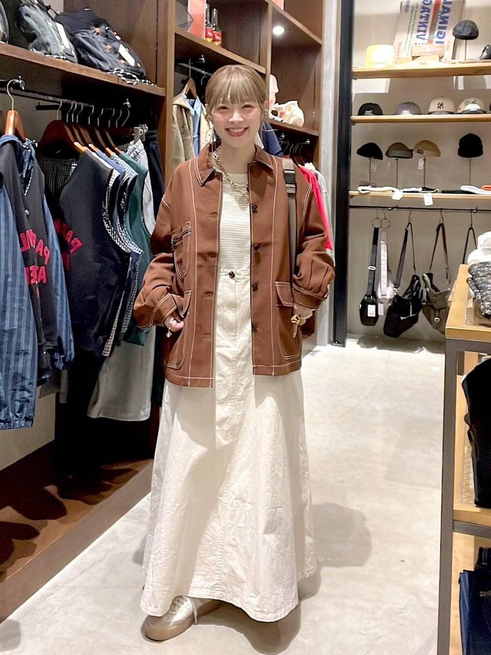 ブラウン系のカバーオール、ベージュ系のボディバッグ/ウエストポーチを着用したレディースの春コーディネートの1枚目の写真