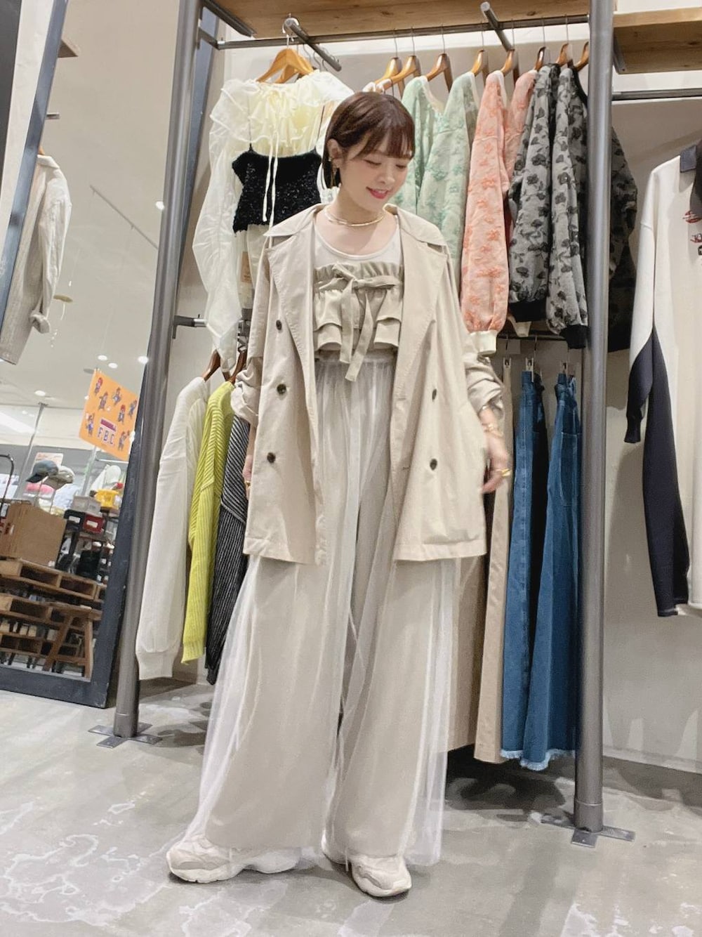 「冬コーデ、カジュアル、niko and ...、春コーデ、トレンチコート、アウター、レイヤードスタイル、着痩せ・細見え、体型カバー、ナチュラル、ママコーデ」｜「niko and...の2SETベルトイージーパンツ（その他パンツ、ベージュ系）」を使った、みきてぃ24さん（骨格ウェーブ・レディース・158cm）の春コーディネートの1枚目の写真