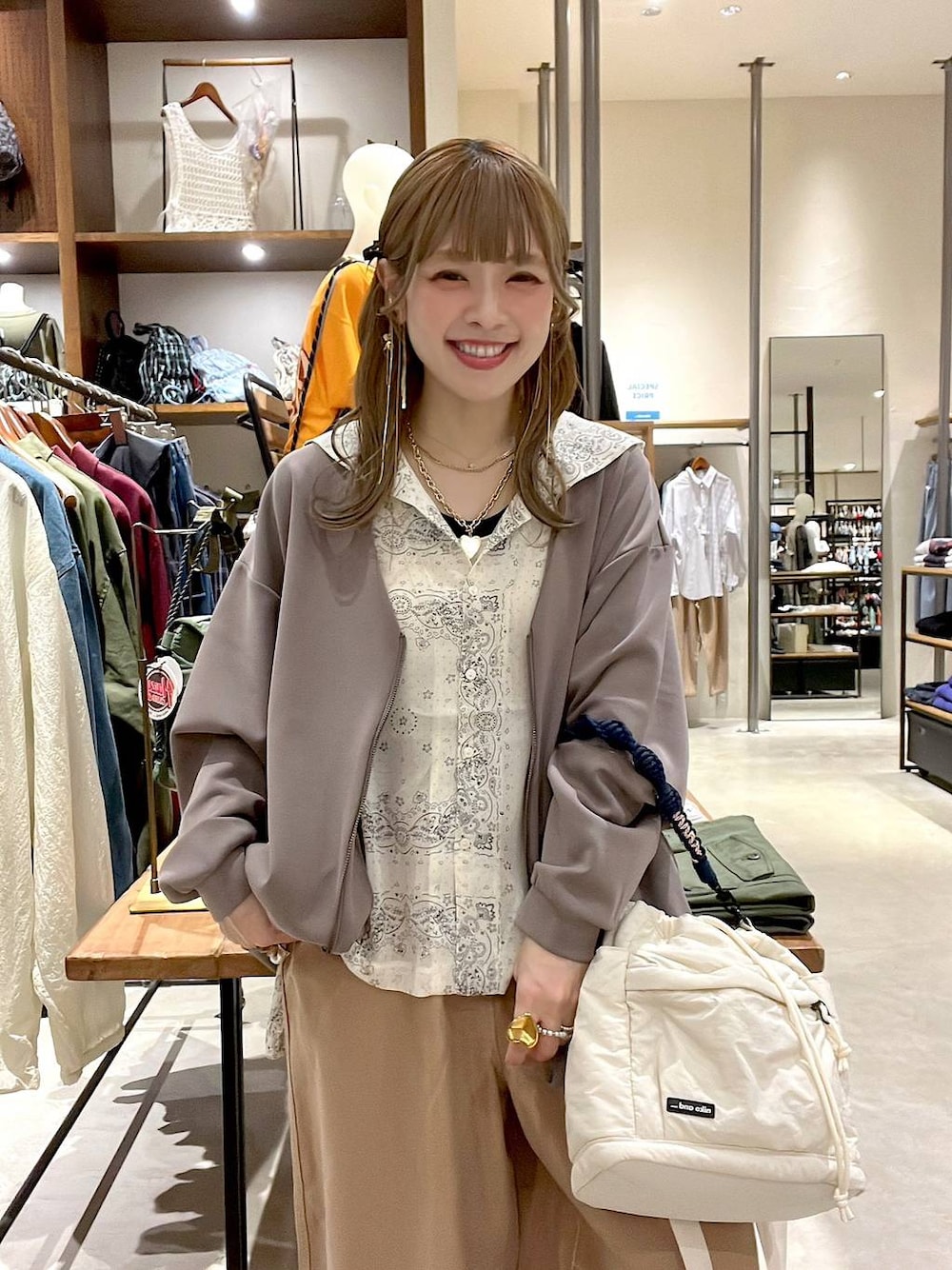 ベージュ系のスニーカー、イエロー系のその他パンツ、ベージュ系のシャツ/ブラウスを着用したレディースの春コーディネートの1枚目の写真