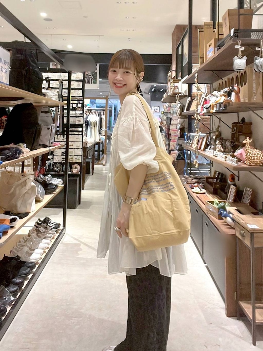 「着痩せ・細見え、体型カバー、大人カジュアル、ワンピース、ナチュラル、ママコーデ、春コーデ、夏コーデ、カジュアル、niko and ...、淡色コーデ、Over40スタッフ、パンツ、トートバッグ」｜「niko and...のオリジナルロゴ パッカブルトートバッグ（トートバッグ、イエロー系）」を使った、みきてぃ24さん（レディース・158cm）の春コーディネートの1枚目の写真