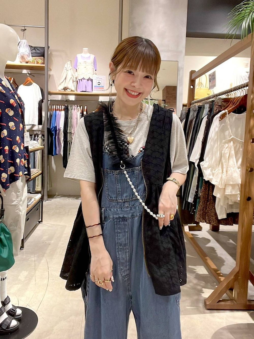 「着痩せ・細見え、体型カバー、ナチュラル、ママコーデ、春コーデ、夏コーデ、カジュアル、niko and ...、淡色コーデ、Over40スタッフ、大人カジュアル、ベスト、サロペット、Tシャツ」｜「niko and...の2WAYガーリーベスト（ベスト、ブラック系）」を使った、みきてぃ24さん（レディース・158cm）の夏コーディネートの1枚目の写真