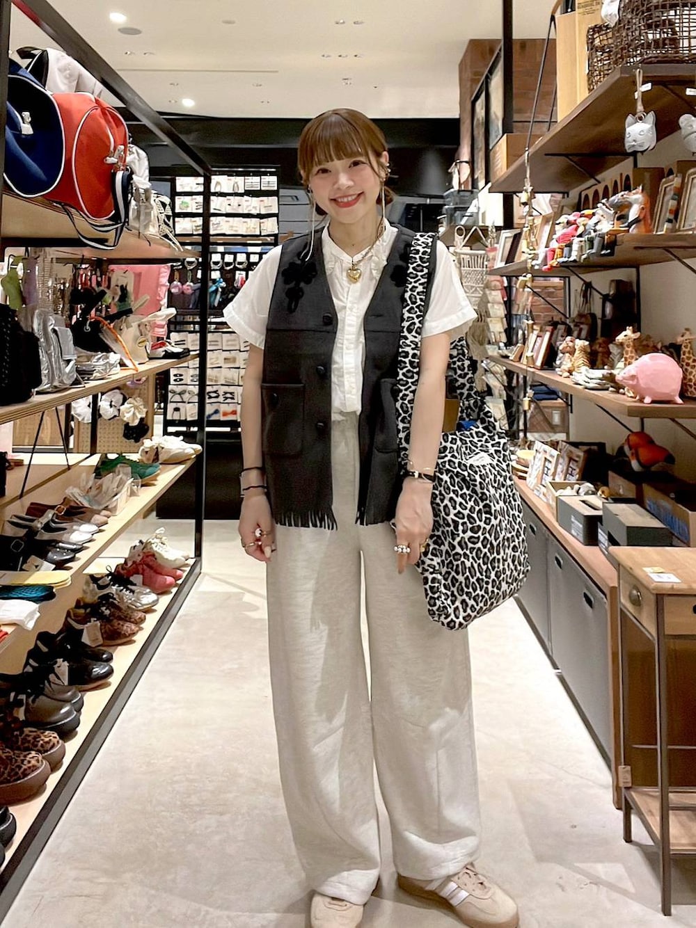 「着痩せ・細見え、体型カバー、ナチュラル、ママコーデ、春コーデ、夏コーデ、カジュアル、niko and ...、淡色コーデ、Over40スタッフ、大人カジュアル、ベスト、ブラウス、パンツ、スウェット」｜「niko and...のフリルテープフレンチブラウス（シャツ/ブラウス、ホワイト系）」を使った、みきてぃ24さん（レディース・158cm）の夏コーディネートの1枚目の写真