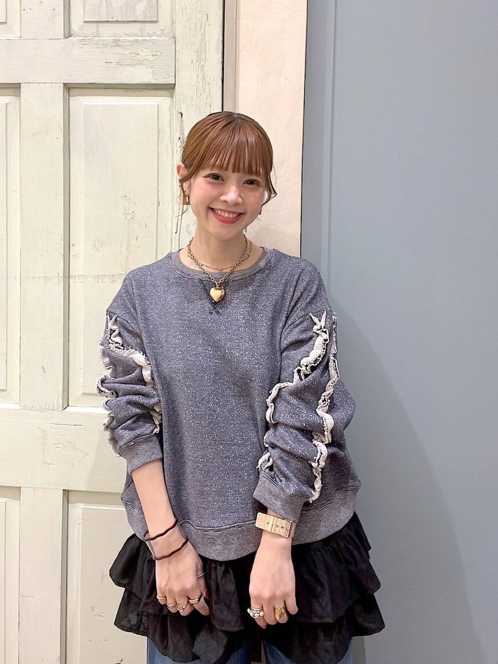 シルバー系のバレエシューズ、ブルー系のデニムパンツ、ブルー系のスウェットを着用したレディースの冬コーディネートの1枚目の写真