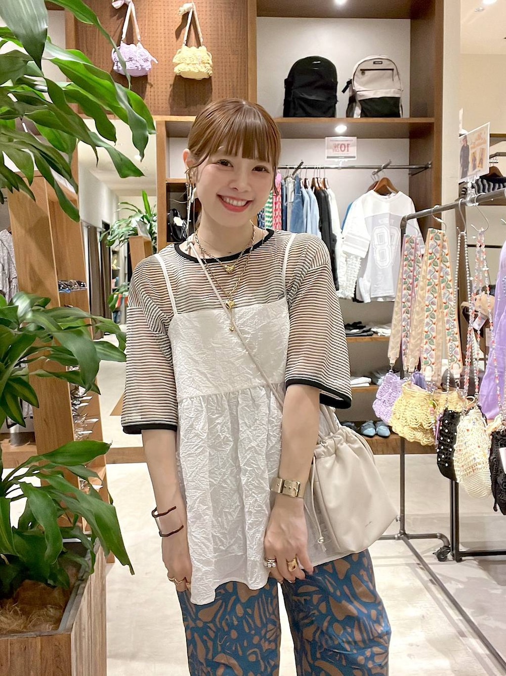 「着痩せ・細見え、体型カバー、ナチュラル、ママコーデ、春コーデ、夏コーデ、カジュアル、niko and ...、淡色コーデ、Over40スタッフ、大人カジュアル、キャミソール、パンツ、Tシャツ」｜「niko and...のDRYチルイージープリントパンツ（その他パンツ、ブルー系）」を使った、みきてぃ24さん（レディース・158cm）の春コーディネートの1枚目の写真