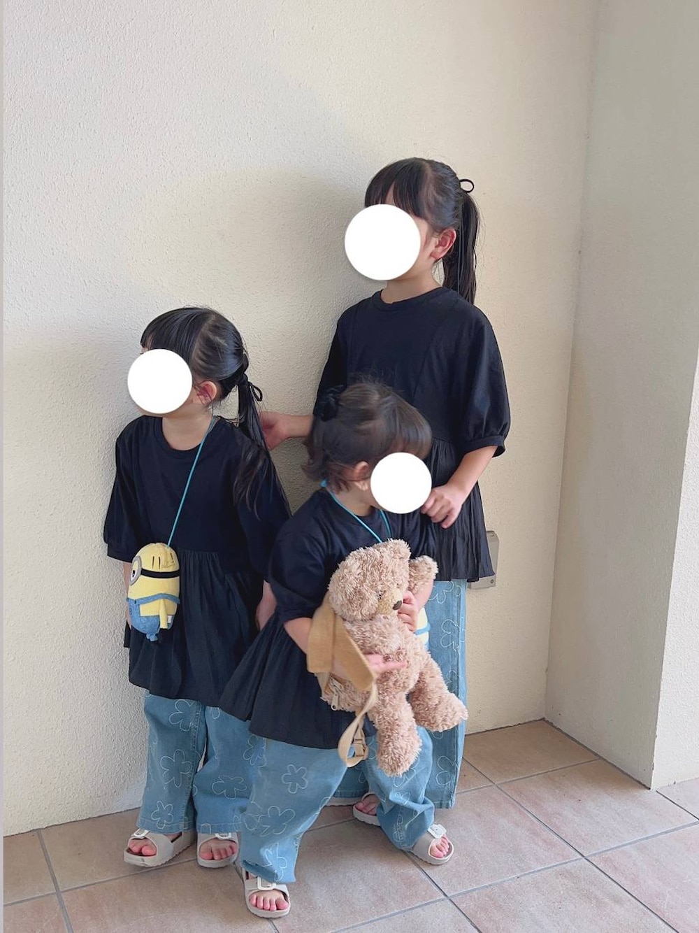 「体型カバー、ナチュラル、夏コーデ、カジュアル、淡色コーデ、キッズ服、キッズ、リンクコーデ、niko and ...、ヘアアクセサリー、ヘアアレンジ、Tシャツ、デニムパンツ」｜「niko and...の【ミニオンズ】ぬいぐるみ　ネックポーチ（ポーチ、その他）」を使った、みきてぃ24さん（骨格ウェーブ・キッズ・128cm）の夏コーディネートの1枚目の写真
