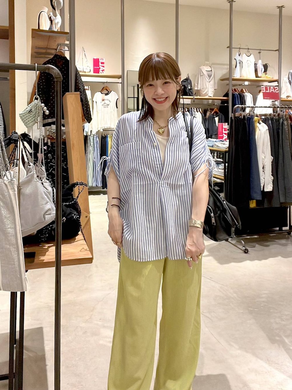 「着痩せ・細見え、体型カバー、ナチュラル、ママコーデ、春コーデ、夏コーデ、カジュアル、niko and ...、淡色コーデ、Over40スタッフ、大人カジュアル、シャツ、ブラウス、パンツ、ボストンバッグ」｜「Me%のハート2SETカラビナ　106345（その他雑貨、ベージュ系）」を使った、みきてぃ24さん（レディース・158cm）の夏コーディネートの1枚目の写真