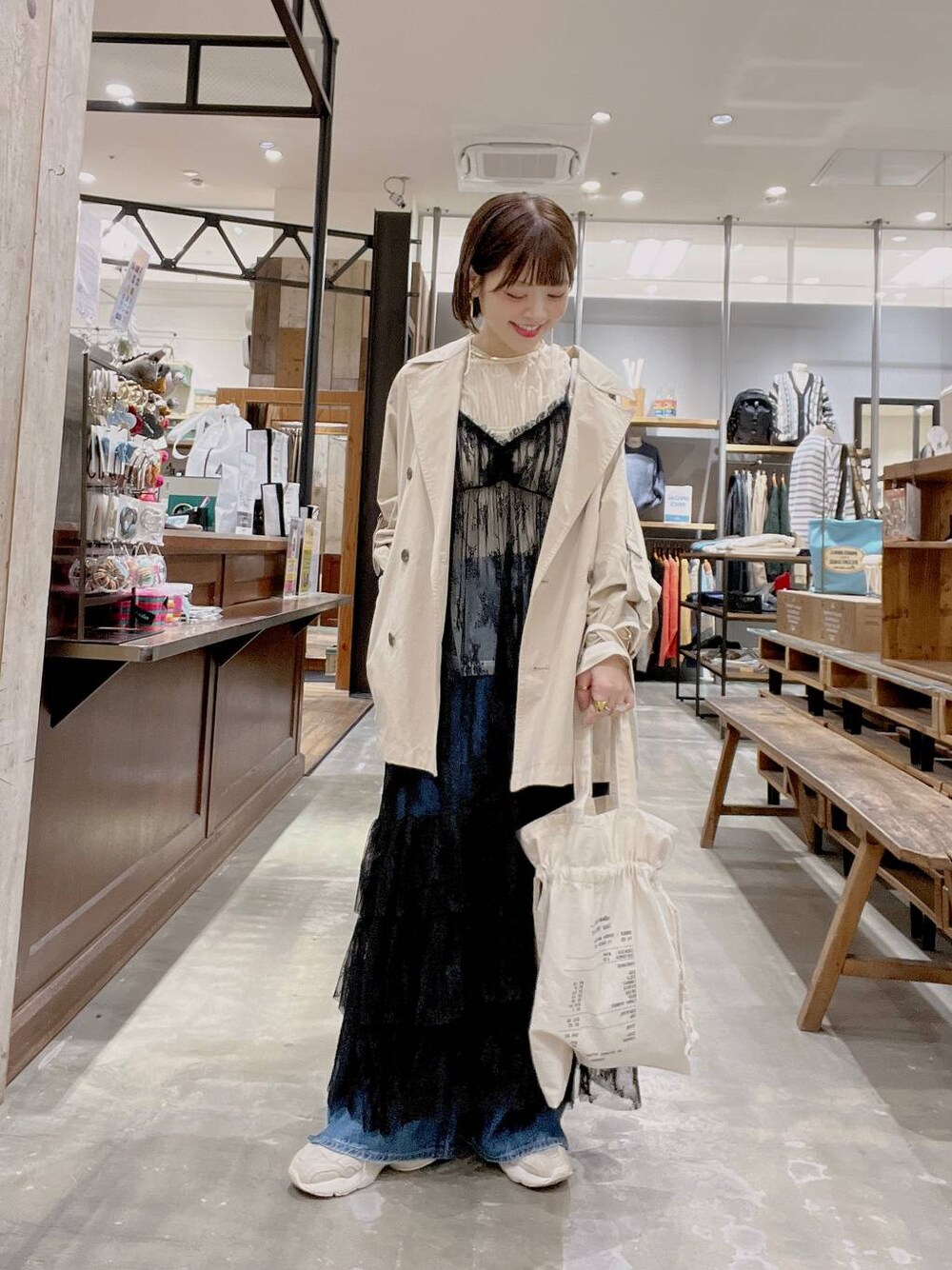 「NKJコーデ_niko and ...、デニムパンツ、トレンチコート、アウター、ワンピース、キャミワンピース、春コーデ、着痩せ・細見え、体型カバー、ナチュラル、ママコーデ、冬コーデ、カジュアル、niko and ...」｜「niko and...のマルチWAYチュールフリルプルオーバー（Tシャツ/カットソー、ホワイト系）」を使った、みきてぃ24さん（骨格ウェーブ・レディース・158cm）の冬コーディネートの1枚目の写真