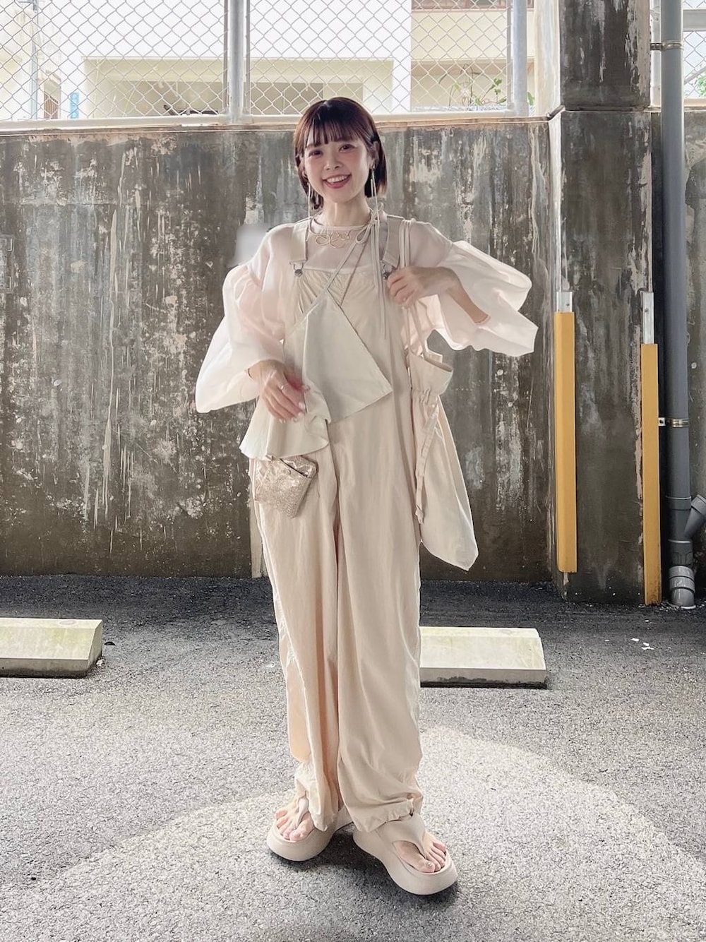 「着痩せ・細見え、体型カバー、ナチュラル、ママコーデ、春コーデ、カジュアル、niko and ...、Over40スタッフ、サロペット、サンダル、トートバッグ、カップ付きインナー、楽ちんコーデ、リラックス」｜「niko and...のオリジナルニコモコトングサンダル（サンダル、ベージュ系）」を使った、みきてぃ24さん（骨格ウェーブ・レディース・158cm）の春コーディネートの1枚目の写真