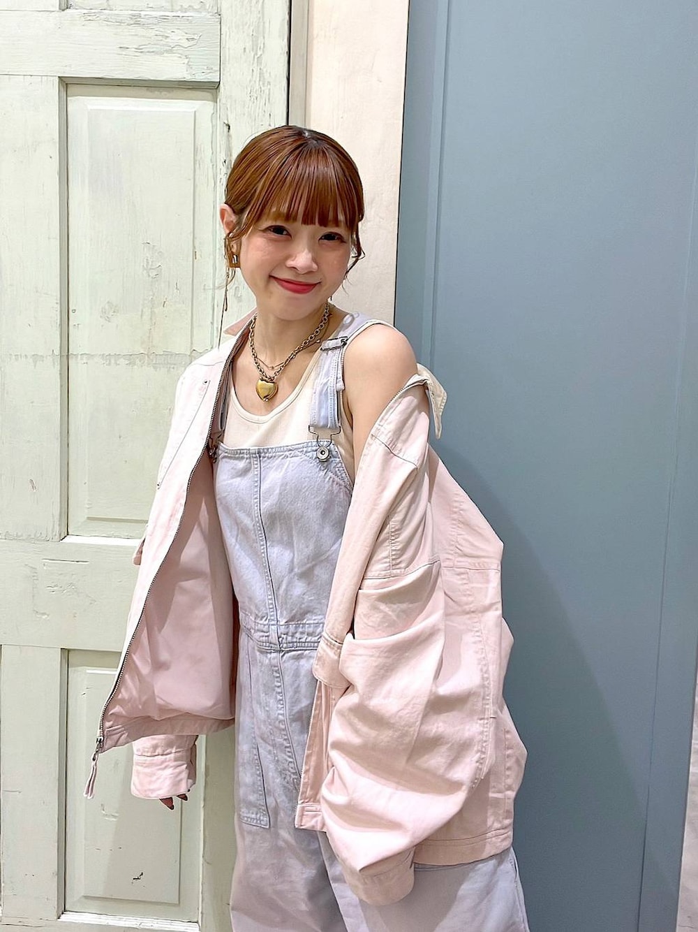 「着痩せ・細見え、体型カバー、ナチュラル、ママコーデ、冬コーデ、カジュアル、niko and ...、淡色コーデ、春アウター、Over40スタッフ、大人カジュアル、サロペット、デニムパンツ、NKJコーデ_niko and ...、ジャケット」｜「niko and...の【NKJ 2025SS】PAINTER OVERALLS（サロペット/オーバーオール、ピンク系）」を使った、みきてぃ24さん（レディース・158cm）の冬コーディネートの1枚目の写真