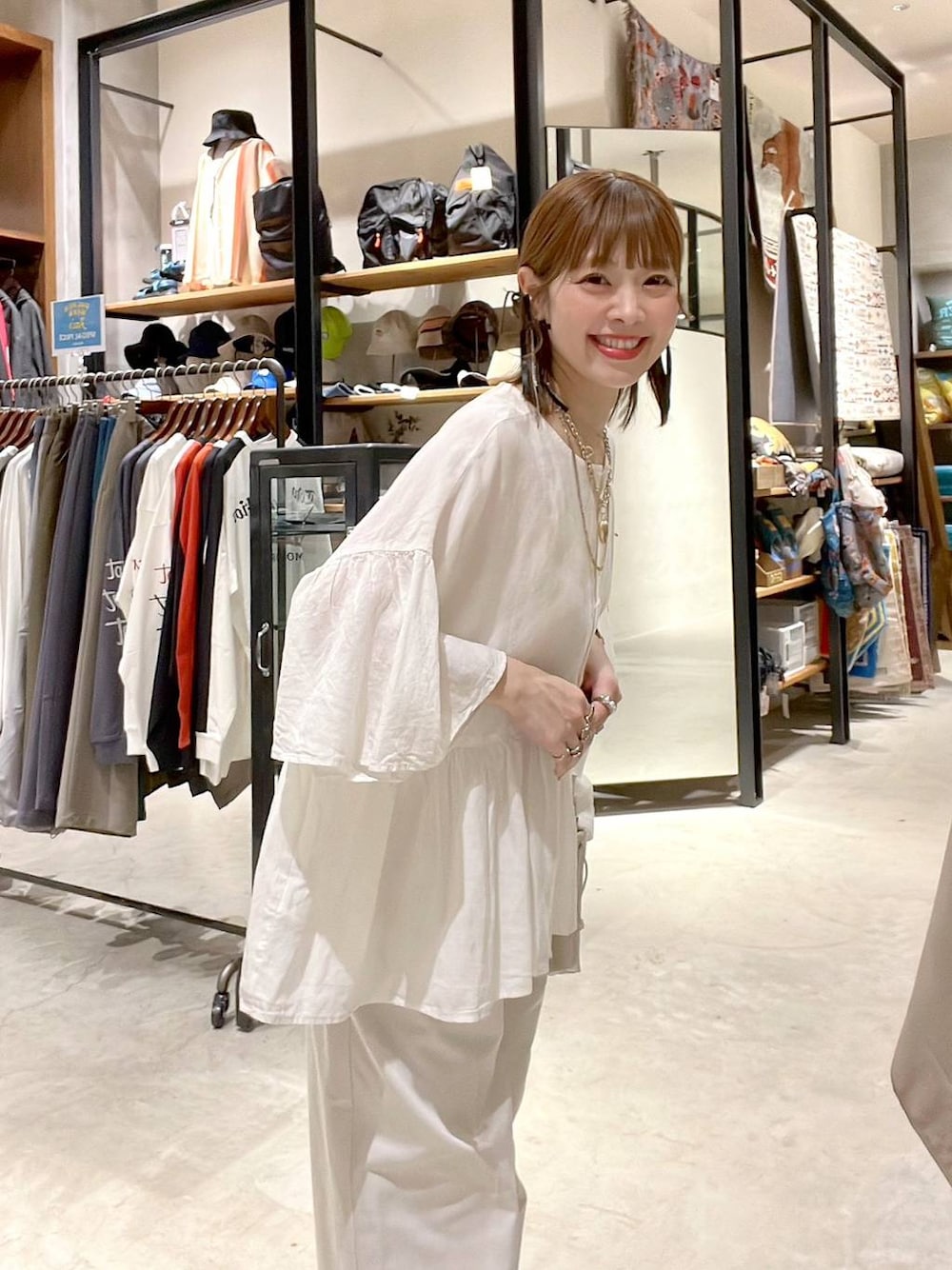 「チノパン、着痩せ・細見え、体型カバー、ナチュラル、ママコーデ、春コーデ、夏コーデ、カジュアル、niko and ...、淡色コーデ、Over40スタッフ、大人カジュアル、ブラウス、パンツ」｜「niko and...のボーイズクラフトチノパンツ（チノパンツ、ベージュ系）」を使った、みきてぃ24さん（レディース・158cm）の春コーディネートの1枚目の写真