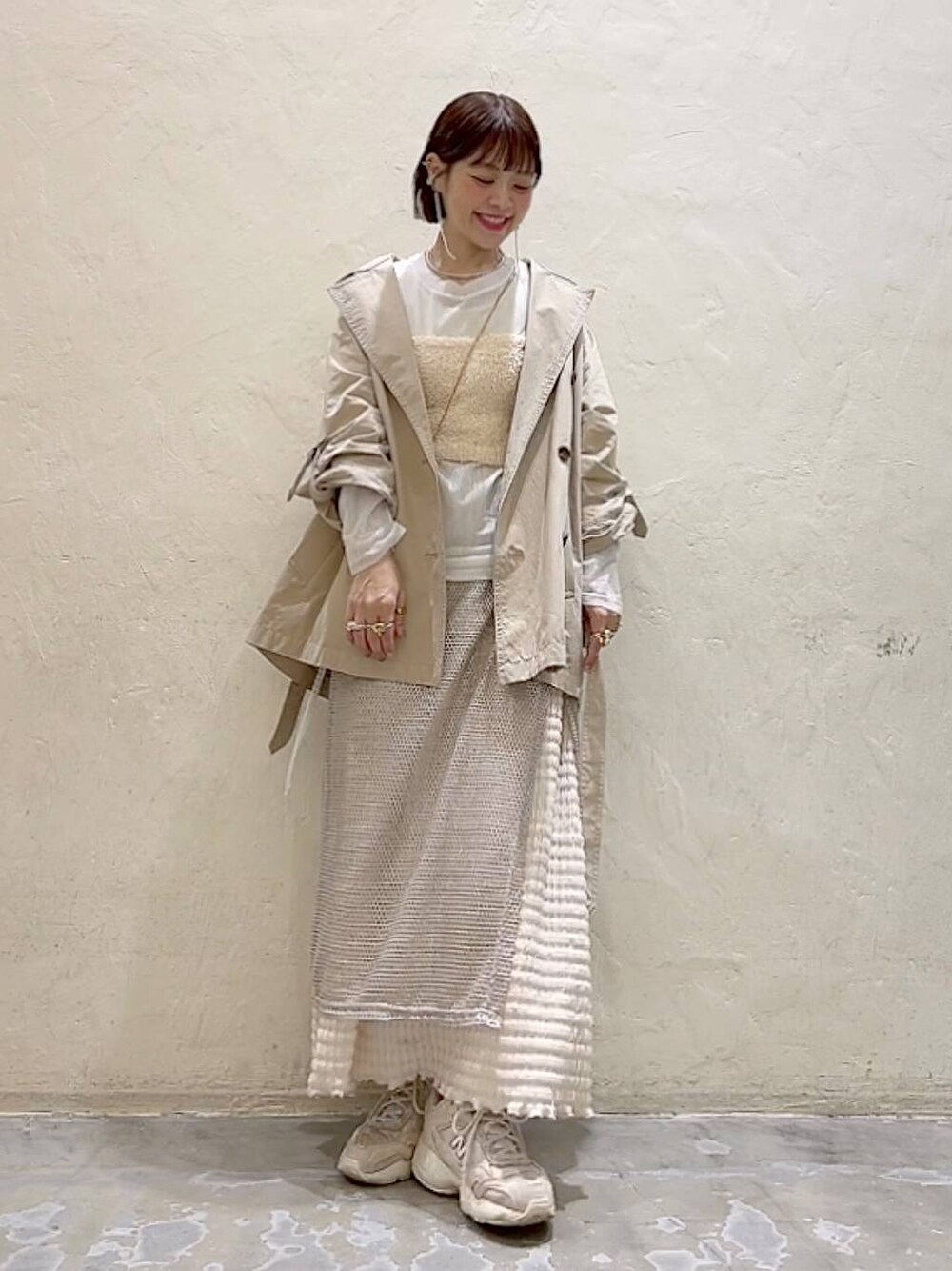 「着痩せ・細見え、体型カバー、ナチュラル、ママコーデ、冬コーデ、カジュアル、niko and ...、春コーデ、トレンチコート、コート、アウター、レイヤードスタイル、スカート、ワントーン」｜「niko and...のメタリックメッシュラップスカート（スカート、ベージュ系）」を使った、みきてぃ24さん（骨格ウェーブ・レディース・158cm）の冬コーディネートの1枚目の写真