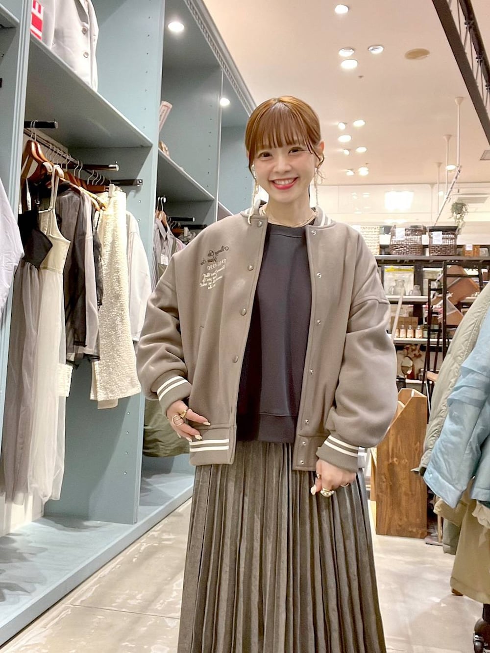 「着痩せ・細見え、体型カバー、ナチュラル、ママコーデ、冬コーデ、カジュアル、niko and ...、淡色コーデ、Over40スタッフ、大人カジュアル、アウター、スカート、スウェット」｜「niko and...のウーリーテックスタジャン（スタジャン、ブラウン系）」を使った、みきてぃ24さん（レディース・158cm）の冬コーディネートの1枚目の写真