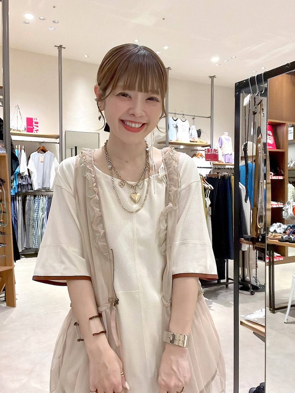「大人カジュアル、Tシャツ、ベスト、デニムパンツ、サンダル、ネックレス、着痩せ・細見え、体型カバー、ナチュラル、ママコーデ、春コーデ、夏コーデ、カジュアル、niko and ...、淡色コーデ」｜「niko and...のワイドメッシュウォッチ（アナログ腕時計、イエロー系）」を使った、みきてぃ24さん（レディース・158cm）の夏コーディネートの1枚目の写真