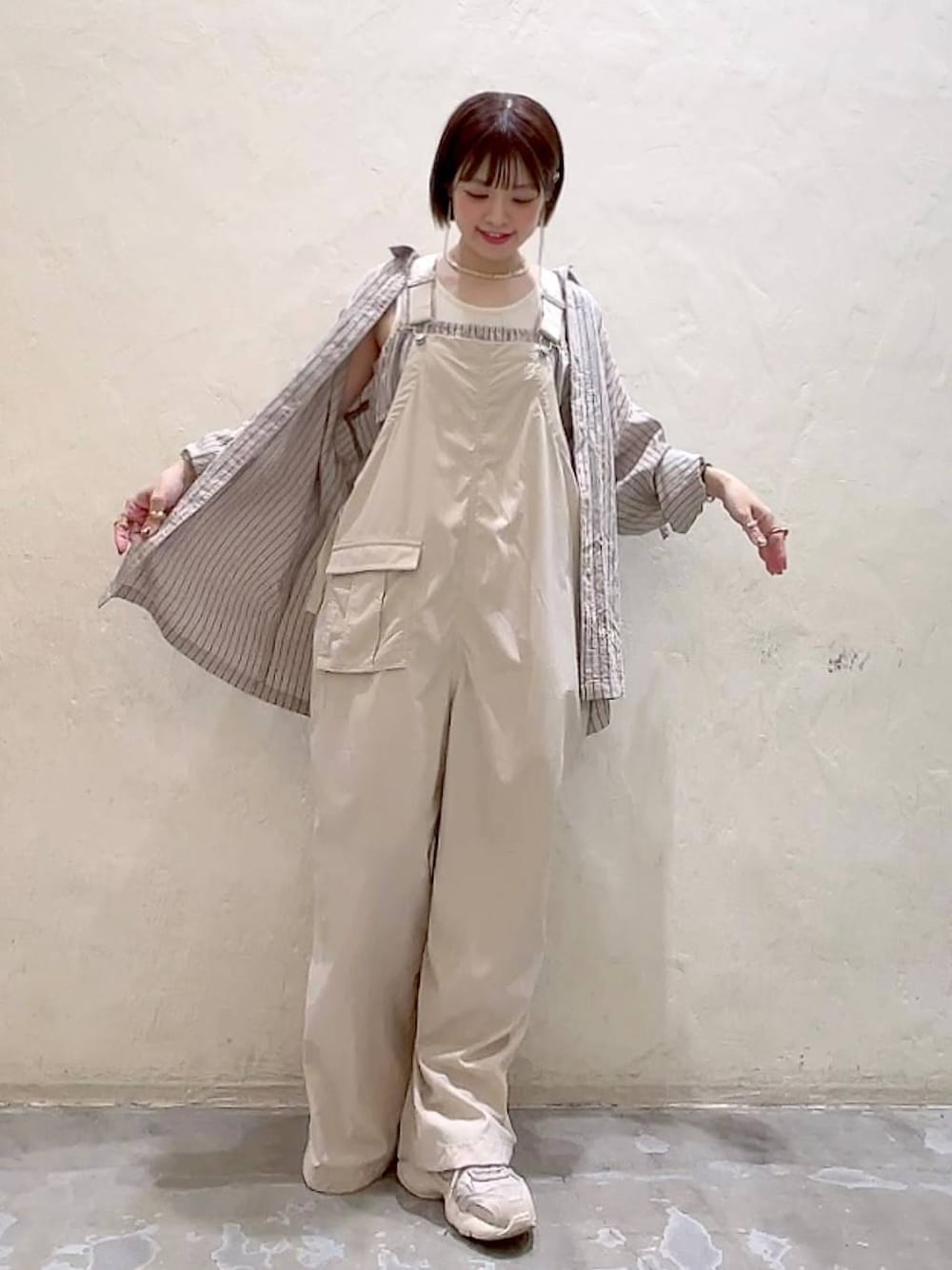 「着痩せ・細見え、体型カバー、ナチュラル、ママコーデ、春コーデ、カジュアル、niko and ...、Over40スタッフ、シャツ、レイヤードスタイル、サロペット」｜「niko and...のビスチェセットビッグシャツ（シャツ/ブラウス、ベージュ系）」を使った、みきてぃ24さん（骨格ウェーブ・レディース・158cm）の春コーディネートの1枚目の写真