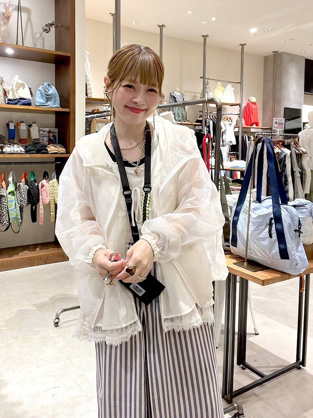 ブルー系のその他パンツ、ホワイト系のベスト、ホワイト系のタンクトップを着用したレディースの春コーディネートの1枚目の写真