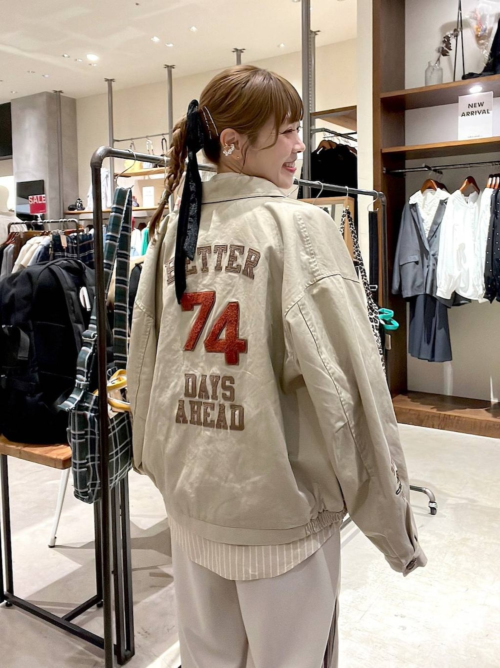 ベージュ系のシャツ/ブラウス、ベージュ系のショルダーバッグ、ベージュ系のスニーカーを着用したレディースの冬コーディネートの1枚目の写真