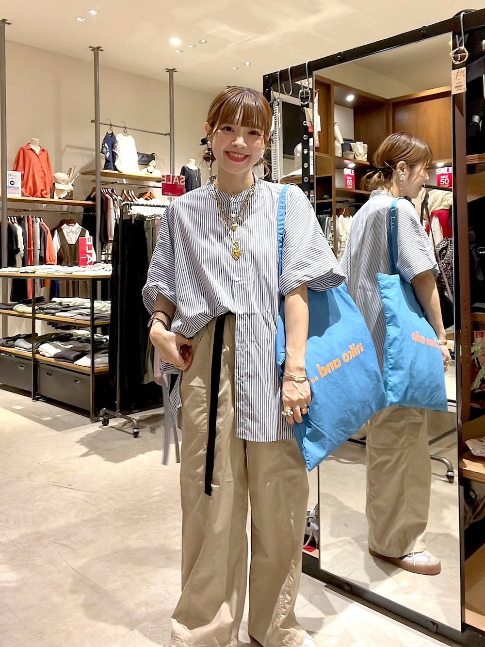 「着痩せ・細見え、体型カバー、ナチュラル、ママコーデ、春コーデ、夏コーデ、カジュアル、niko and ...、淡色コーデ、Over40スタッフ、大人カジュアル、ブラウス、パンツ、シャツ、トートバッグ」｜「niko and...のケアイージーコタットチュニックシャツ（シャツ/ブラウス、ブルー系）」を使った、みきてぃ24さん（レディース・158cm）の夏コーディネートの1枚目の写真