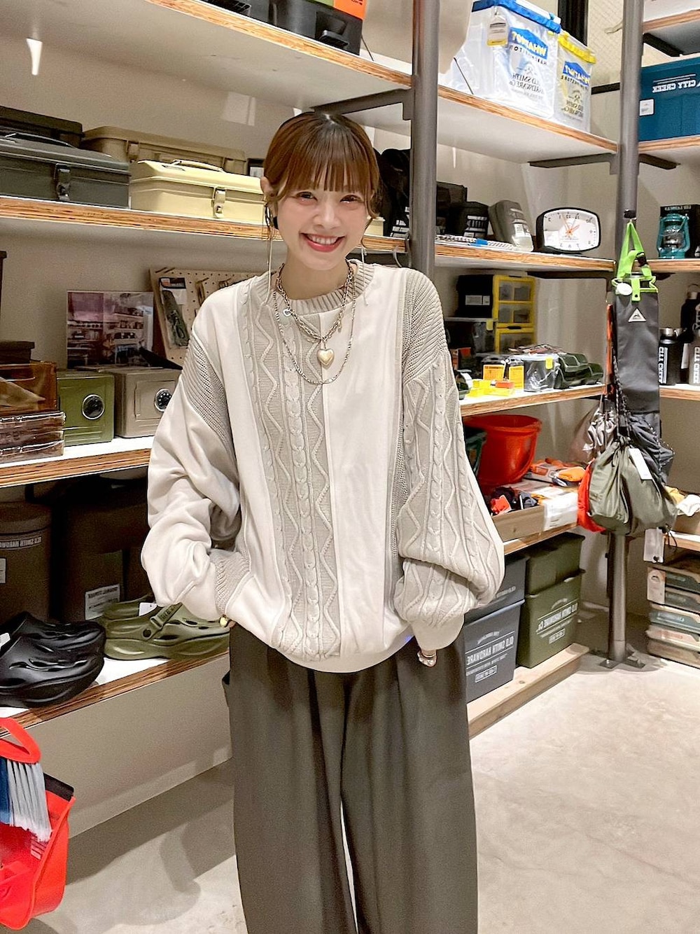 グリーン系のその他パンツ、ゴールド系のネックレスを着用したレディースの秋コーディネートの1枚目の写真