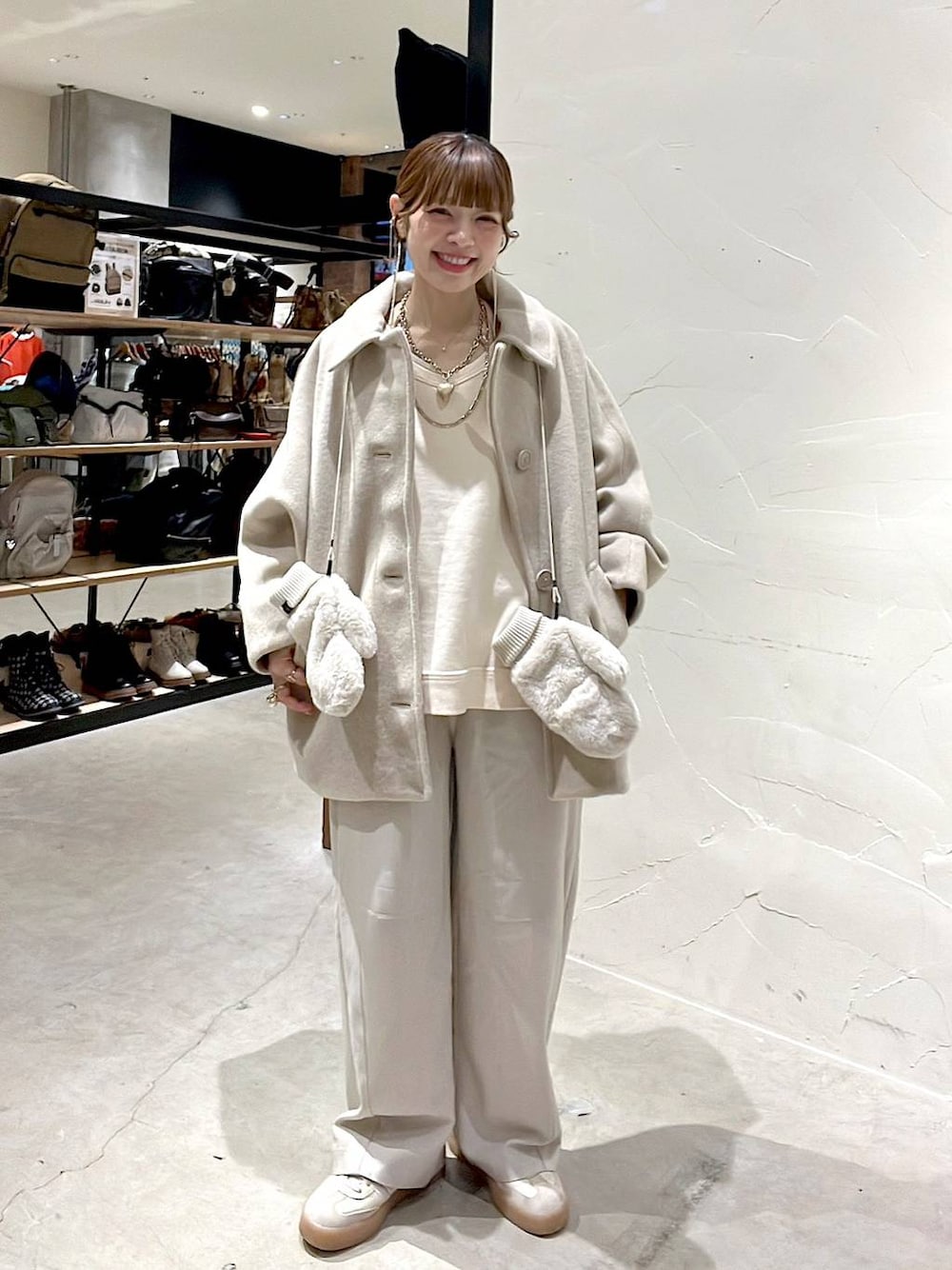 ベージュ系のブルゾン、ベージュ系のその他パンツ、ベージュ系の手袋を着用したレディースの秋コーディネートの1枚目の写真