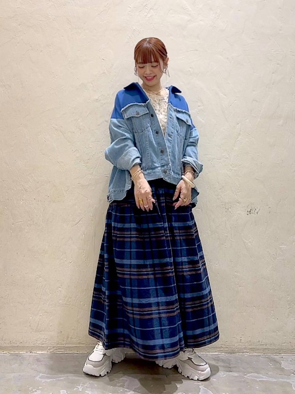 ブルー系のその他パンツ、ベージュ系のその他トップス、ブルー系のデニムジャケットを着用したレディースの秋コーディネートの1枚目の写真