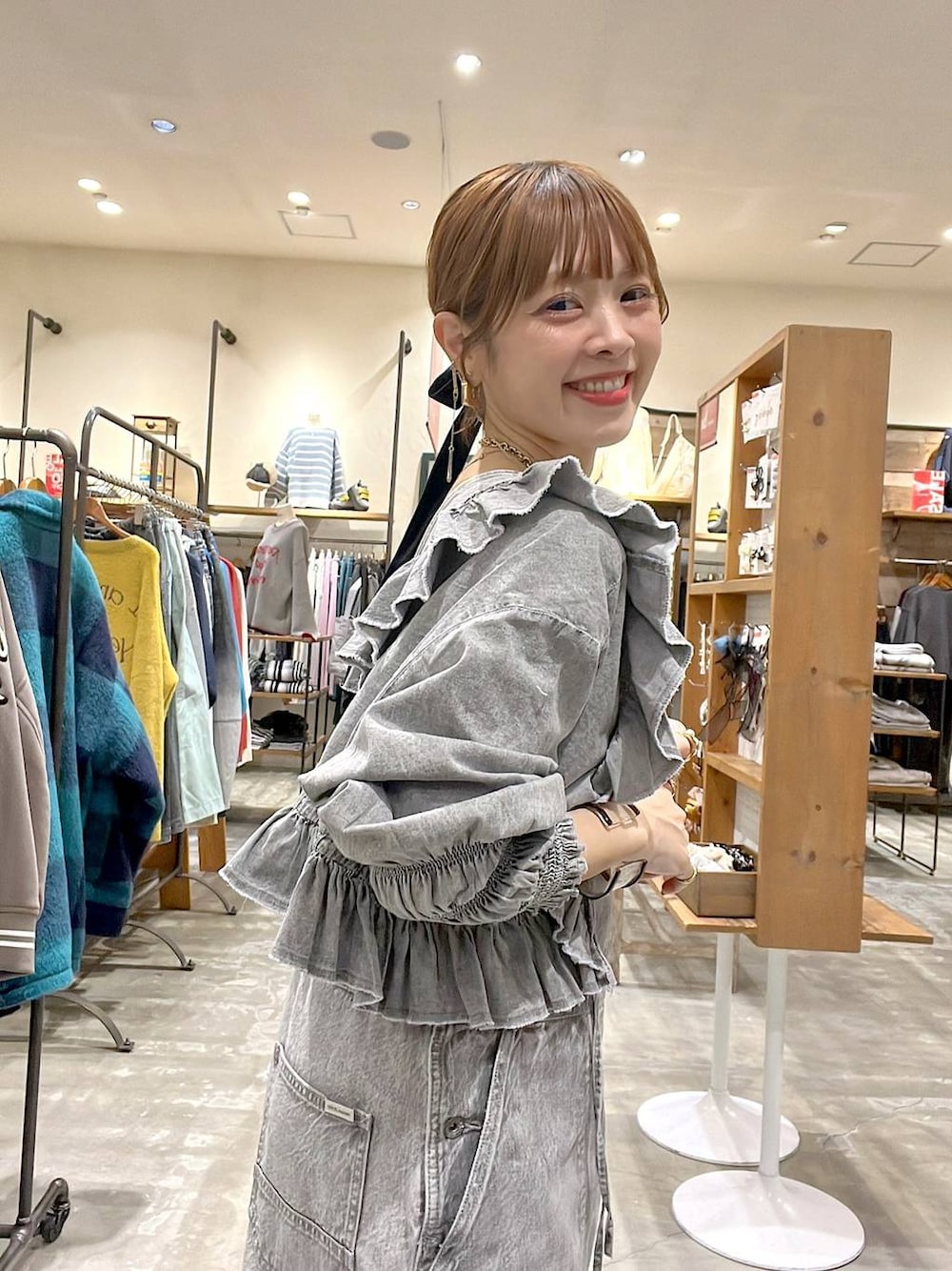 「着痩せ・細見え、体型カバー、ナチュラル、ママコーデ、冬コーデ、カジュアル、niko and ...、淡色コーデ、Over40スタッフ、サロペット、フラットシューズ、春コーデ、セットアップ、大人カジュアル、ブラウス」｜「niko and...のオリジナルスパンコールカンフーシューズ（バレエシューズ、シルバー系）」を使った、みきてぃ24さん（レディース・158cm）の冬コーディネートの1枚目の写真
