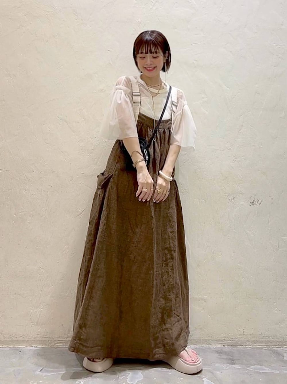 「着痩せ・細見え、体型カバー、ナチュラル、ママコーデ、春コーデ、夏コーデ、カジュアル、niko and ...、淡色コーデ、Over40スタッフ、ワンピース、リネン・透けアイテム、シアートップス、サンダル、ネックレス」｜「niko and...のオリジナルニコモコトングサンダル（サンダル、ベージュ系）」を使った、みきてぃ24さん（骨格ウェーブ・レディース・158cm）の春コーディネートの1枚目の写真