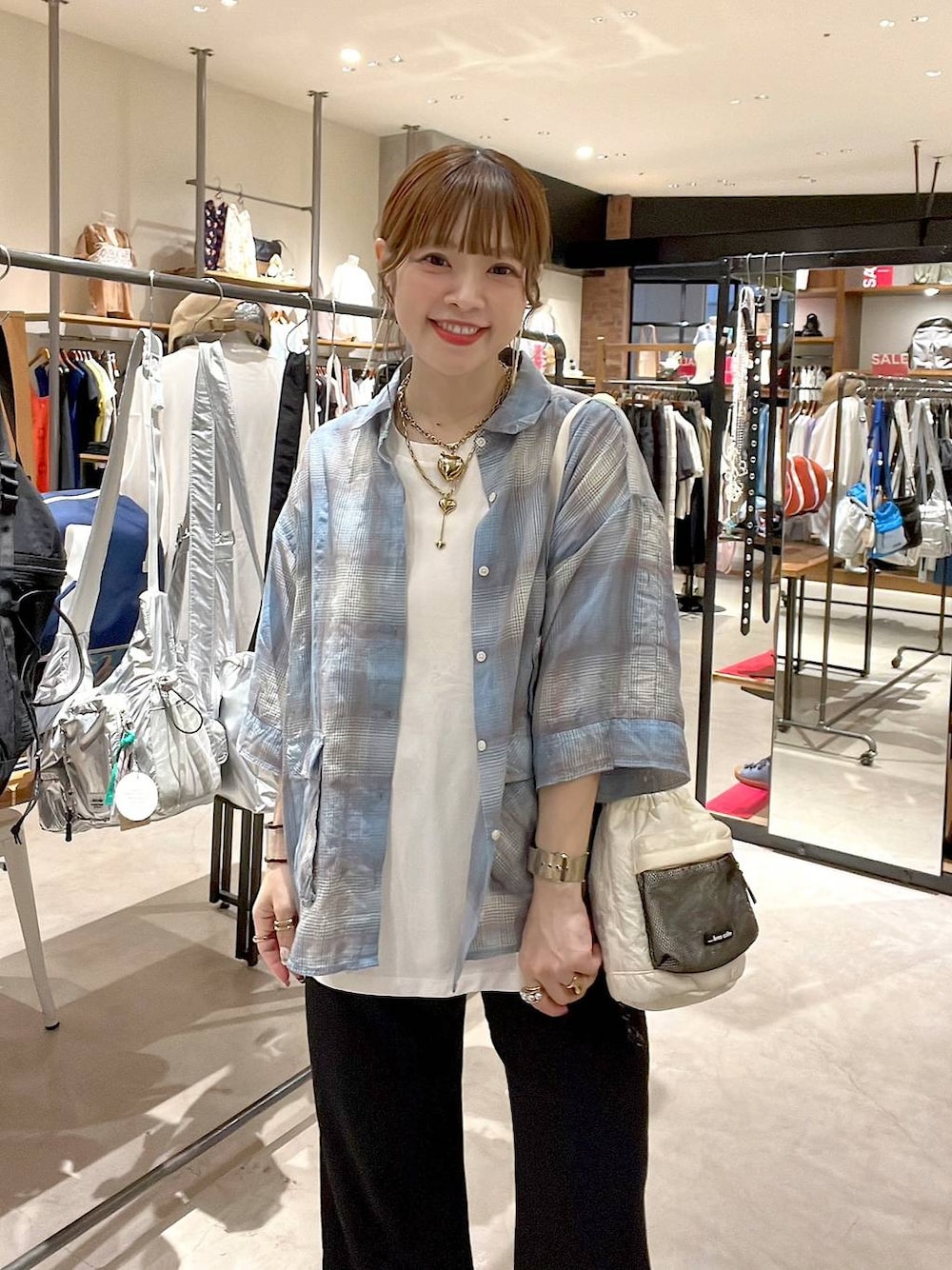 ブルー系のシャツ/ブラウス、ホワイト系のTシャツ/カットソー、ブラック系のその他パンツを着用したレディースの夏コーディネートの1枚目の写真