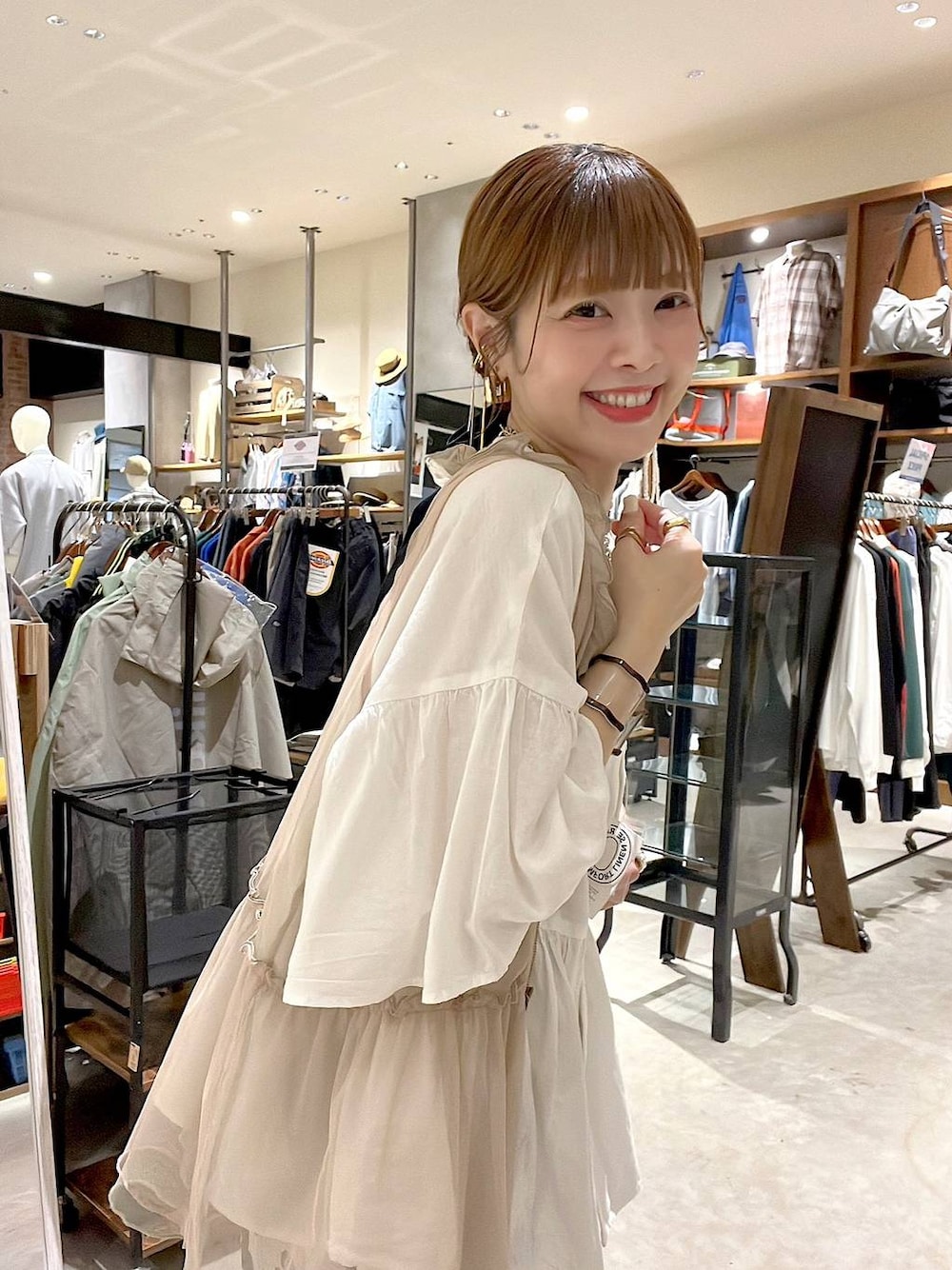 「着痩せ・細見え、体型カバー、ナチュラル、ママコーデ、春コーデ、夏コーデ、カジュアル、niko and ...、淡色コーデ、Over40スタッフ、大人カジュアル、ベスト、ブラウス、パンツ、ネックレス」｜「niko and...のCOMFORTリネンワイドブラウス（シャツ/ブラウス、ホワイト系）」を使った、みきてぃ24さん（レディース・158cm）の夏コーディネートの1枚目の写真