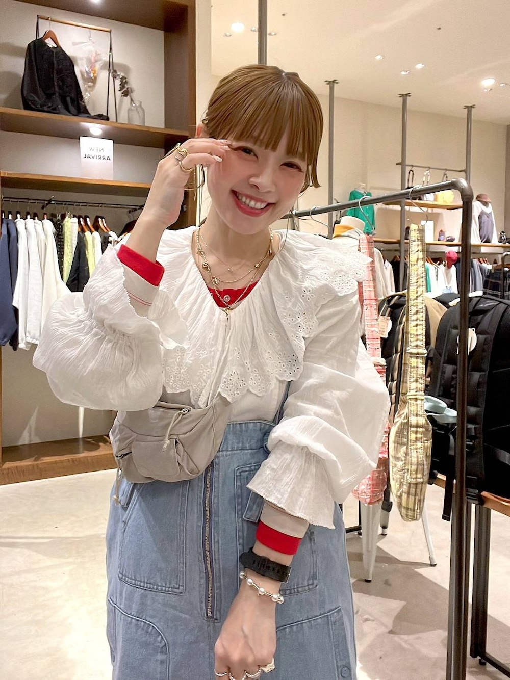 ブルー系のジャンパースカート、ベージュ系のTシャツ/カットソー、ホワイト系のシャツ/ブラウスを着用したレディースの冬コーディネートの1枚目の写真