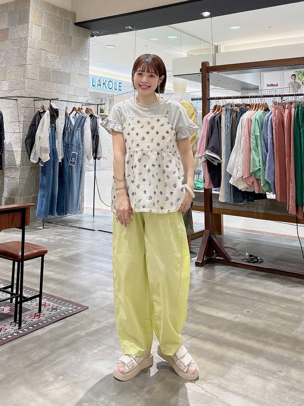「着痩せ・細見え、体型カバー、ナチュラル、ママコーデ、春コーデ、カジュアル、niko and ...、Over40スタッフ、Tシャツ、キャミソール、ビスチェ、サンダル」｜「niko and...のオリジナルキルティングサンダル（サンダル、ホワイト系）」を使った、みきてぃ24さん（骨格ウェーブ・レディース・158cm）の春コーディネートの1枚目の写真